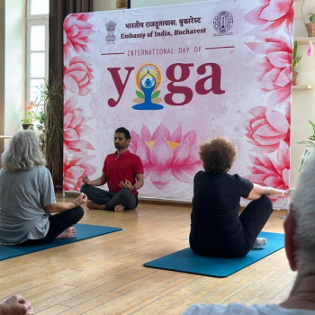 E Săptămâna Yoga -  seniorii Sectorului 6 practică vechea disciplină indiană care unește corpul și mintea